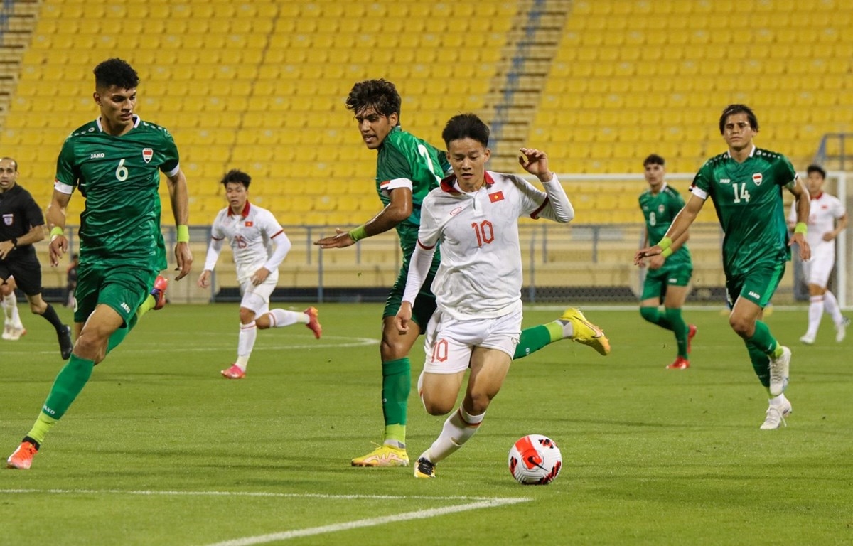 U23 Việt Nam nhận thất bại 0-3 trước U23 Iraq. Đội bóng của HLV Troussier kết thúc trận đấu với chỉ 9 người trên sân. Ảnh: VFF