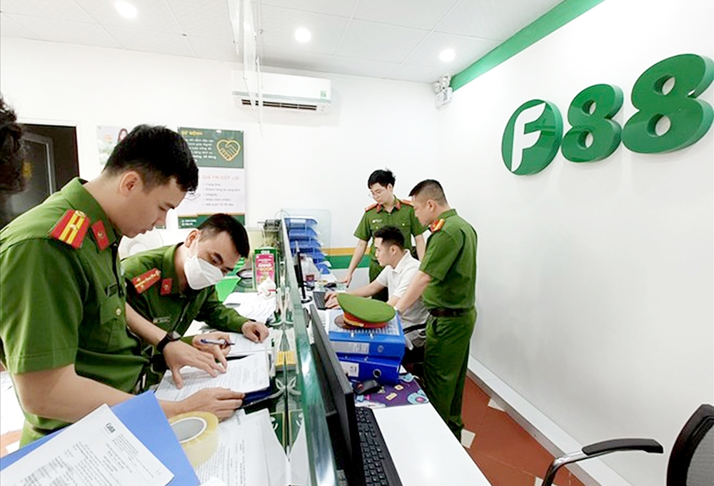 Lực lượng Công an kiểm tra địa điểm kinh doanh của F88 tại Bắc Giang