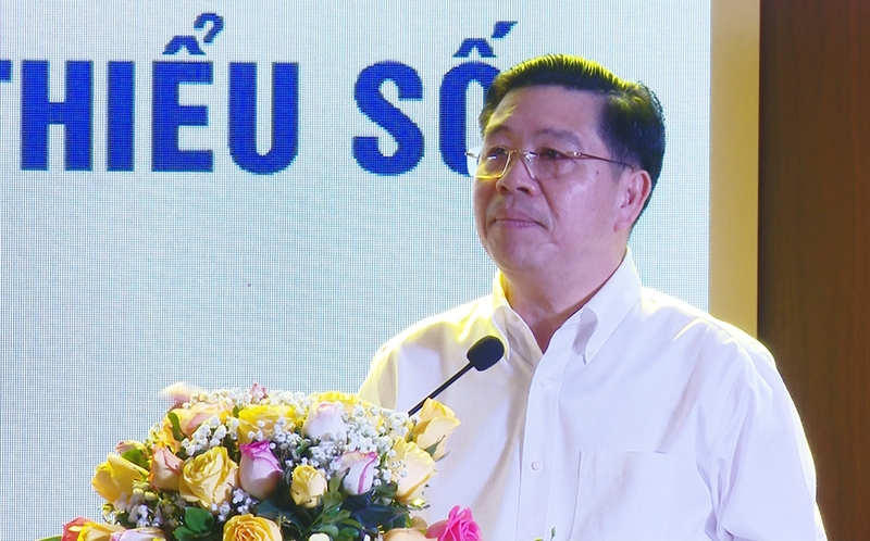 Tiến sĩ Lê Sơn Hải - Thứ trưởng, Phó Chủ nhiệm Ủy ban Dân tộc phát biểu tham luận tại Hội thảo Hội thảo
