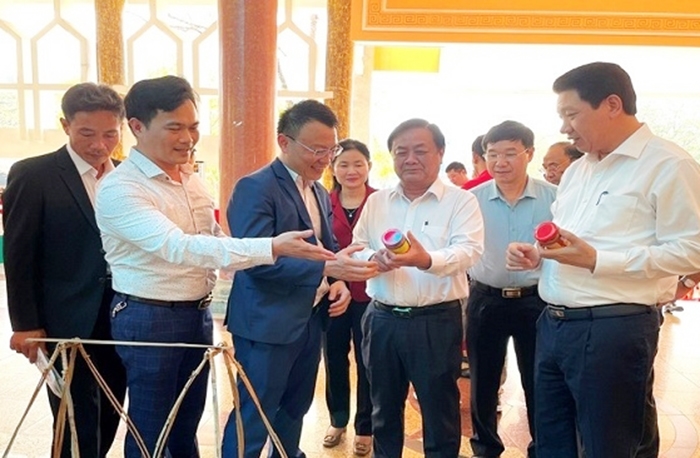 Bộ trưởng Bộ Nông nghiệp và Phát triển nông thôn lê Minh Hoan và các đại biểu tham quan sản phẩm OCOP của Thanh Hóa