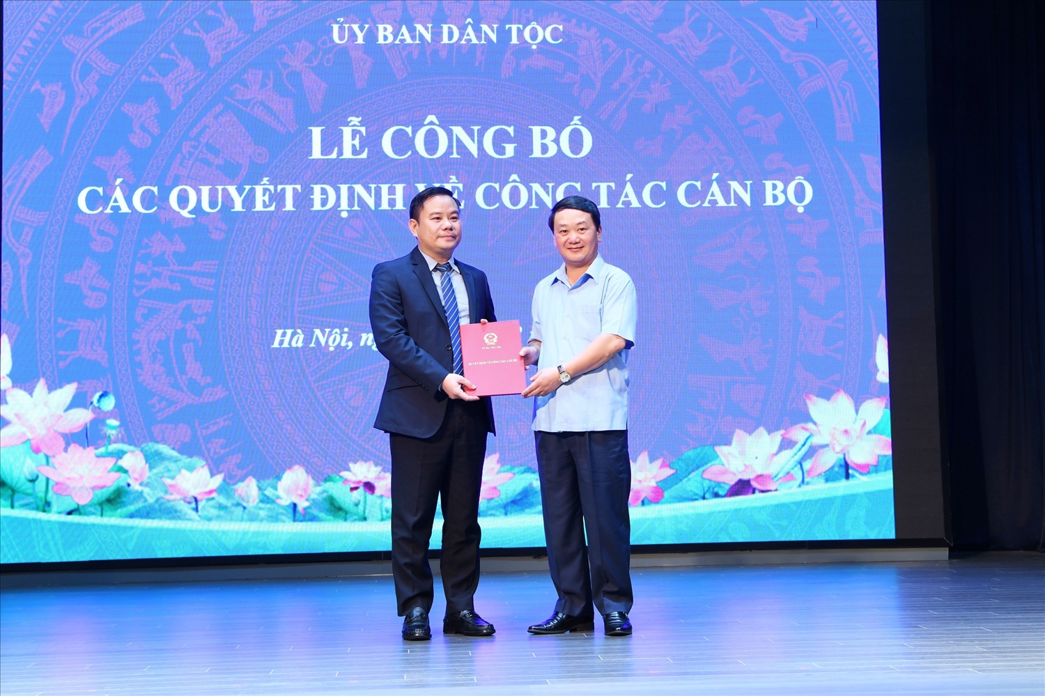 Bộ trưởng, Chủ nhiệm Hầu A Lềnh trao Quyết định cho ông Đào Xuân Quy giữ chức Phó Vụ trưởng Vụ Chính sách Dân tộc