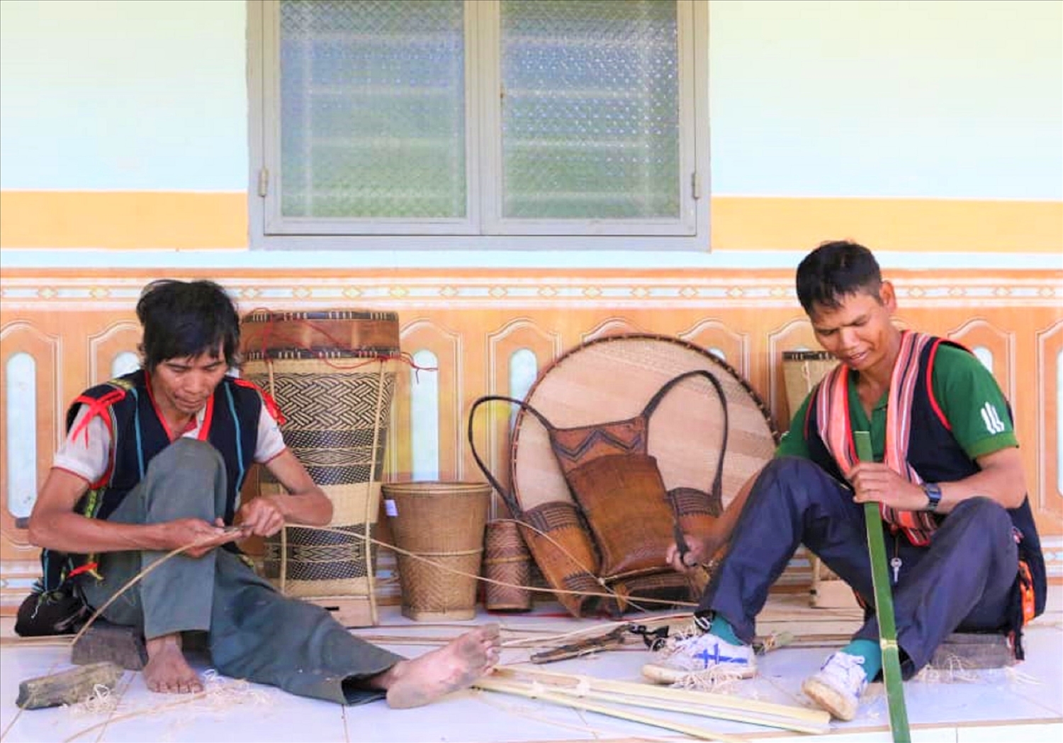 Vùng Đăk Na có nhiều nghệ nhân còn giữ được nghề đan truyền thống.