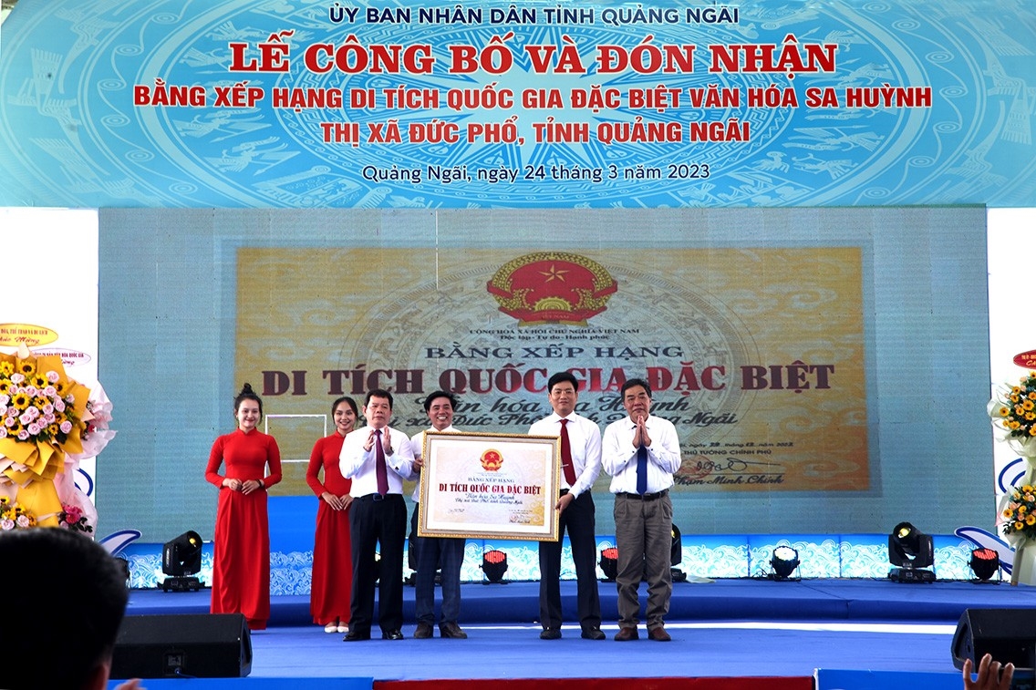 Lãnh đạo tỉnh Quảng Ngãi đón nhận Bằng công nhận Di tích quốc gia đặc biệt Văn hóa Sa Huỳnh