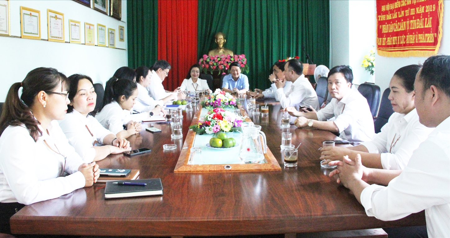 Bộ trưởng, Chủ nhiệm Ủy ban Dân tộc Hầu A Lềnh chia sẻ một số nội dung với Ban Dân tộc tỉnh Đắk Lắk