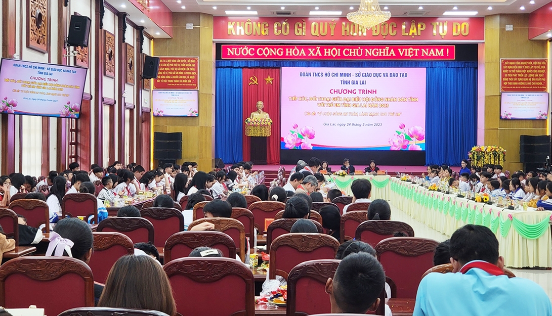 Quang cảnh Chương trình tiếp xúc, đối thoại giữa đại biểu HĐND tỉnh Gia Lai với trẻ em 