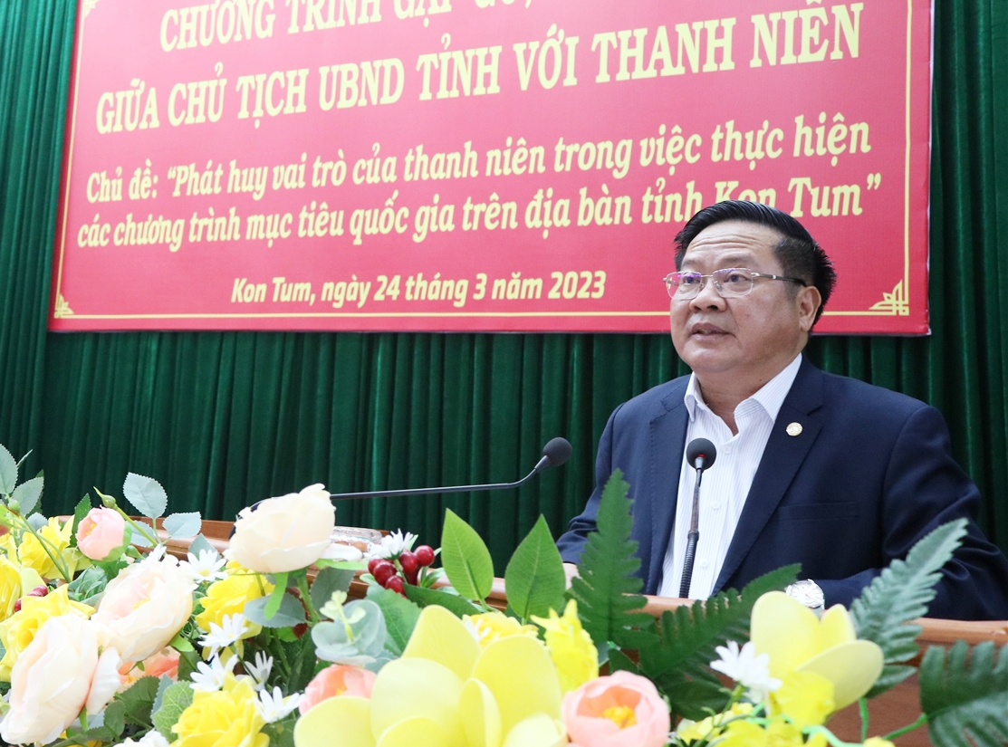 Ông Lê Ngọc Tuấn - Chủ tịch UBND tỉnh Kon Tum trao đổi và trả lời những vấn đề đoàn viên thanh niên quan tâm