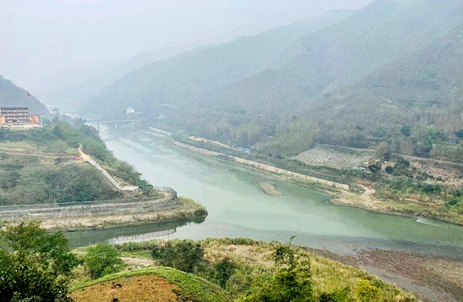 Ngã ba suối Lũng Pô gặp sông Hồng ở cột Mốc 92 - "nơi con sông Hồng chảy vào đất Việt"