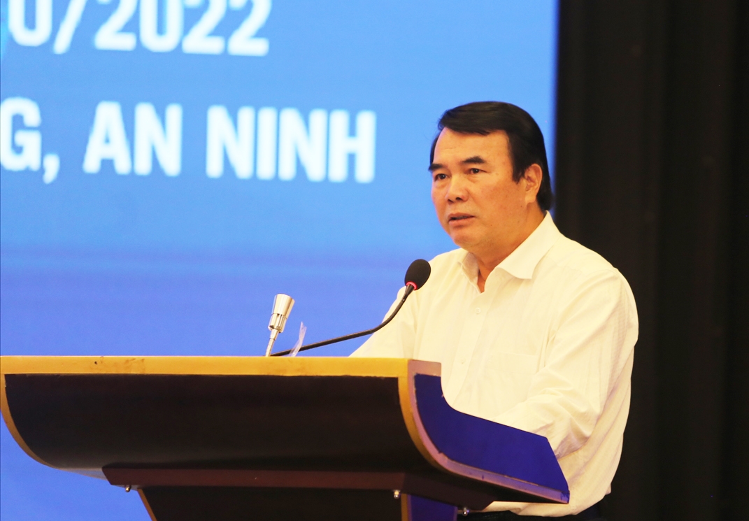 Ông Phạm S - Phó Chủ tịch UBND tỉnh Lâm Đồng phát biểu tham luận tại Hội nghị