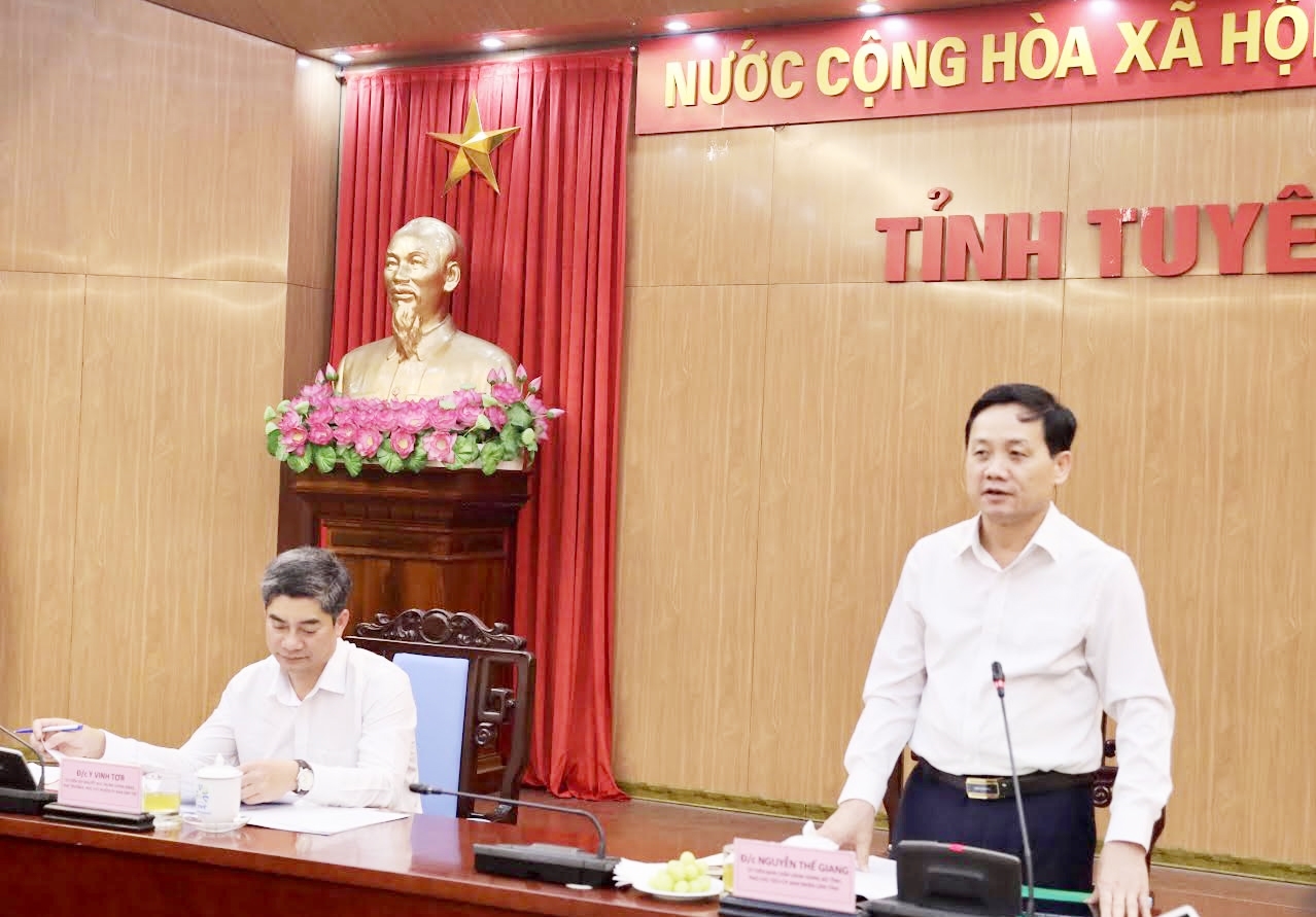 Phó Chủ tịch UBND tỉnh Tuyên Quang Nguyễn Thế Giang phát biểu tại buổi làm việc