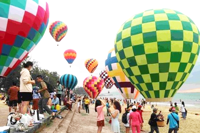 Những chiếc khinh khí cầu nhiều màu sắc mang lại cảm giác thích thú cho du khách