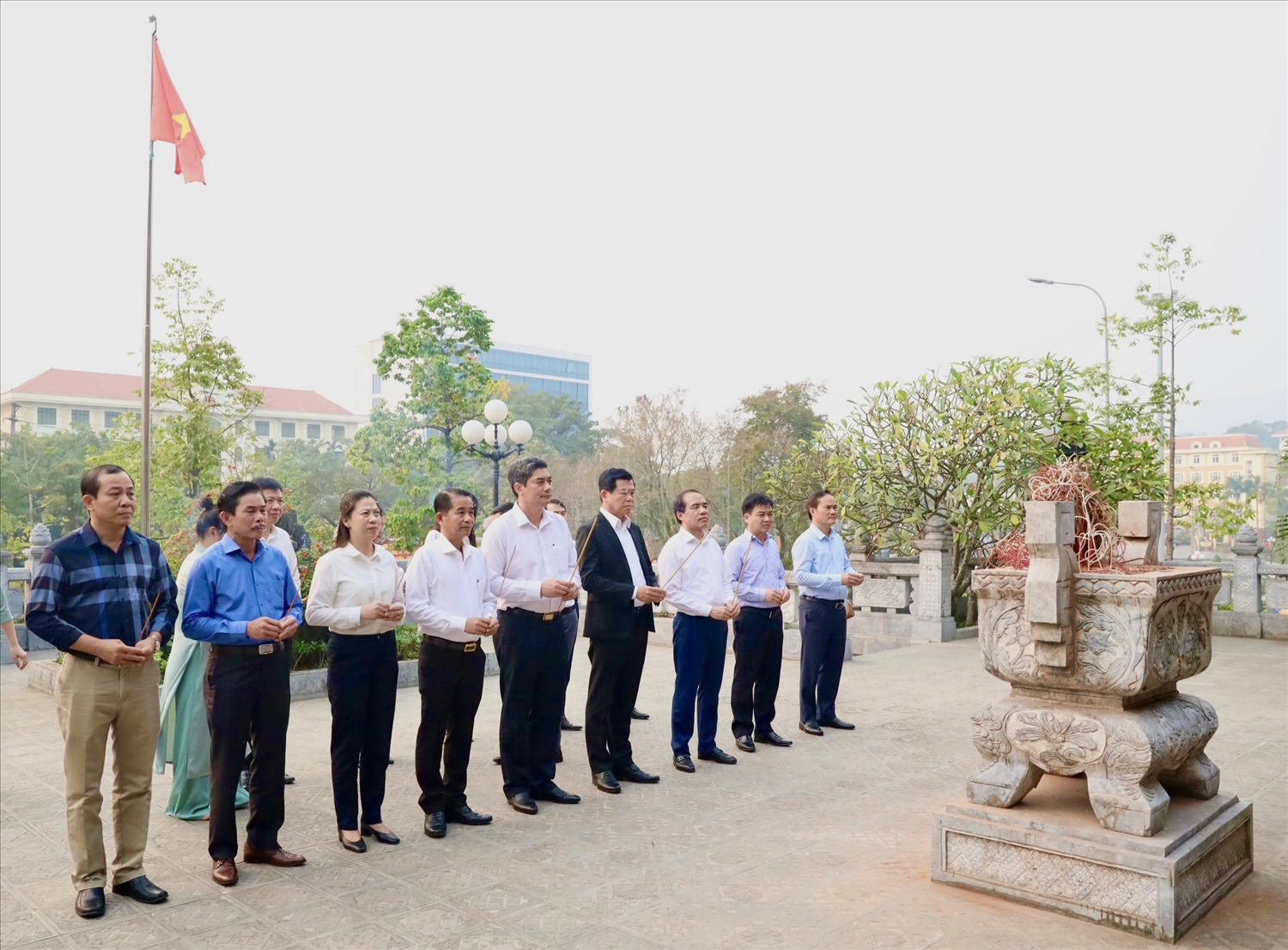 Đoàn công tác dâng hương tưởng niệm Chủ tịch Hồ Chí Minh tại Đền thờ Bác Hồ (TP. Tuyên Quang, tỉnh Tuyên Quang) 