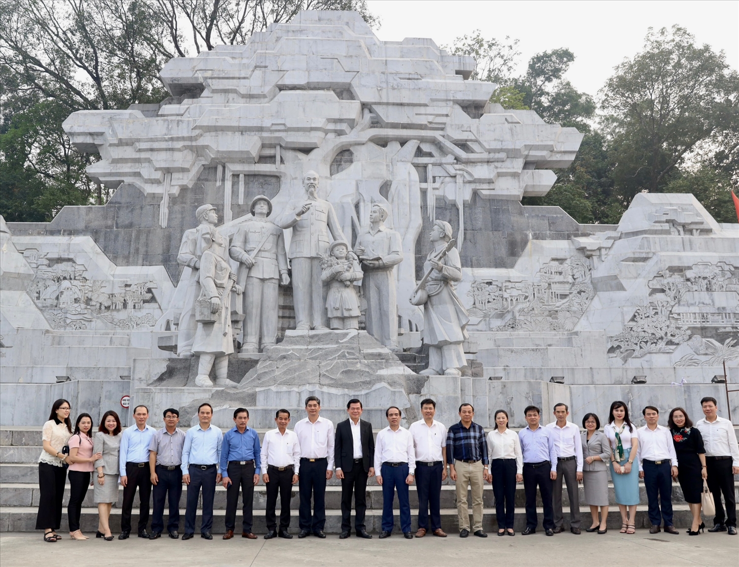 Đoàn công tác chụp ảnh lưu niệm tại tượng đài “Bác Hồ với Nhân dân các dân tộc tỉnh Tuyên Quang”