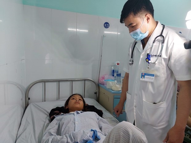 Bác sỹ Bệnh viện Đa khoa tỉnh Kon Tum thăm khám chị Y Khung (22 tuổi, vợ A Nhi, trú xã Đăk Long, huyện Đăk Hà, tỉnh Kon Tum) bị thương do vụ nổ đầu đạn gây ra. Ảnh: Khoa Chương - TTXVN