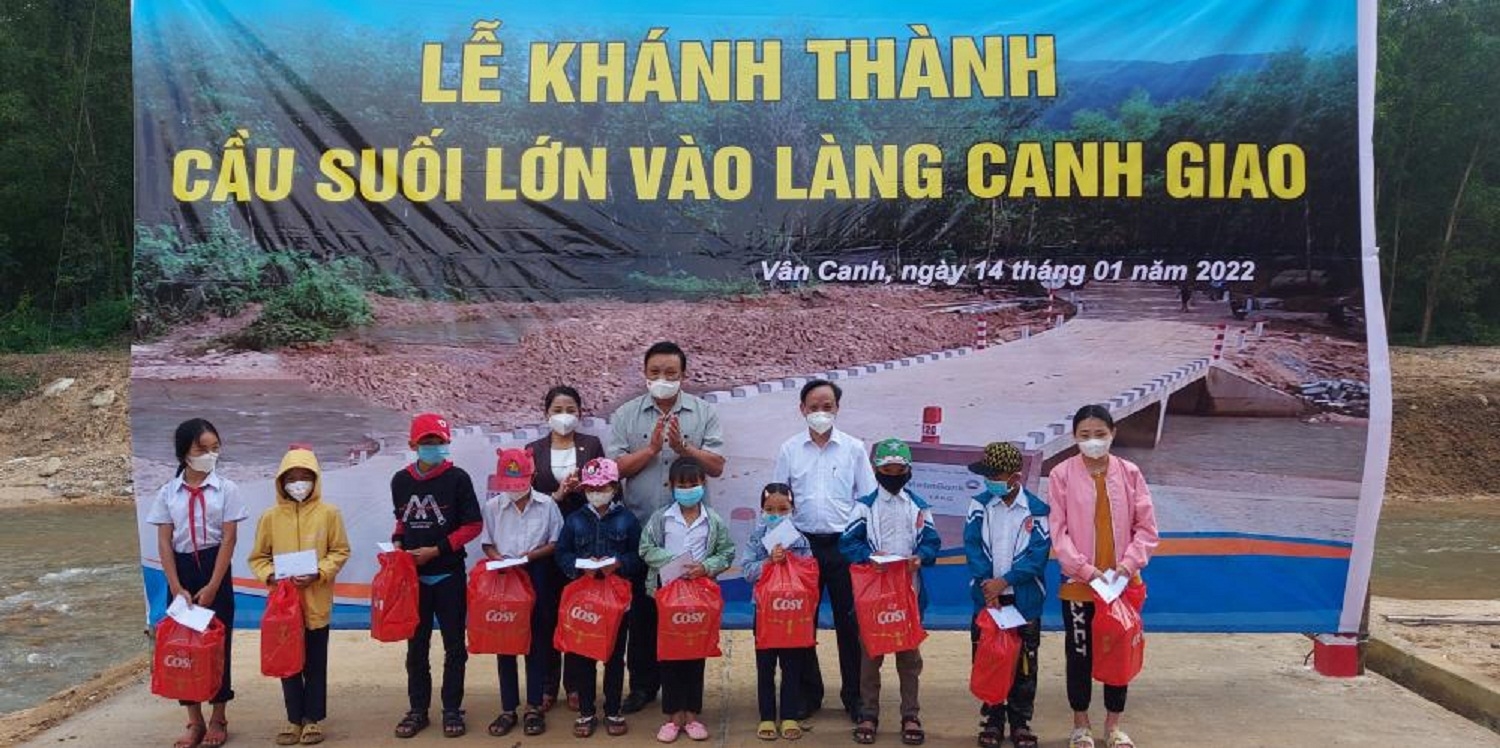 Cây cầu ở làng Canh Giao, xã Canh Hiệp, huyện Vân Canh (Bình Định) được xây dựng là thành quả của công tác dân vận của hai huyện giáp ranh