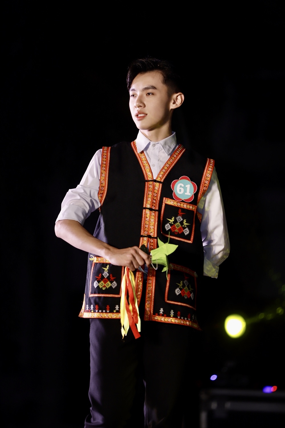 Trang phục truyền thống dân tộc với phong cách trẻ trung, nam tính, đầy lịch lãm