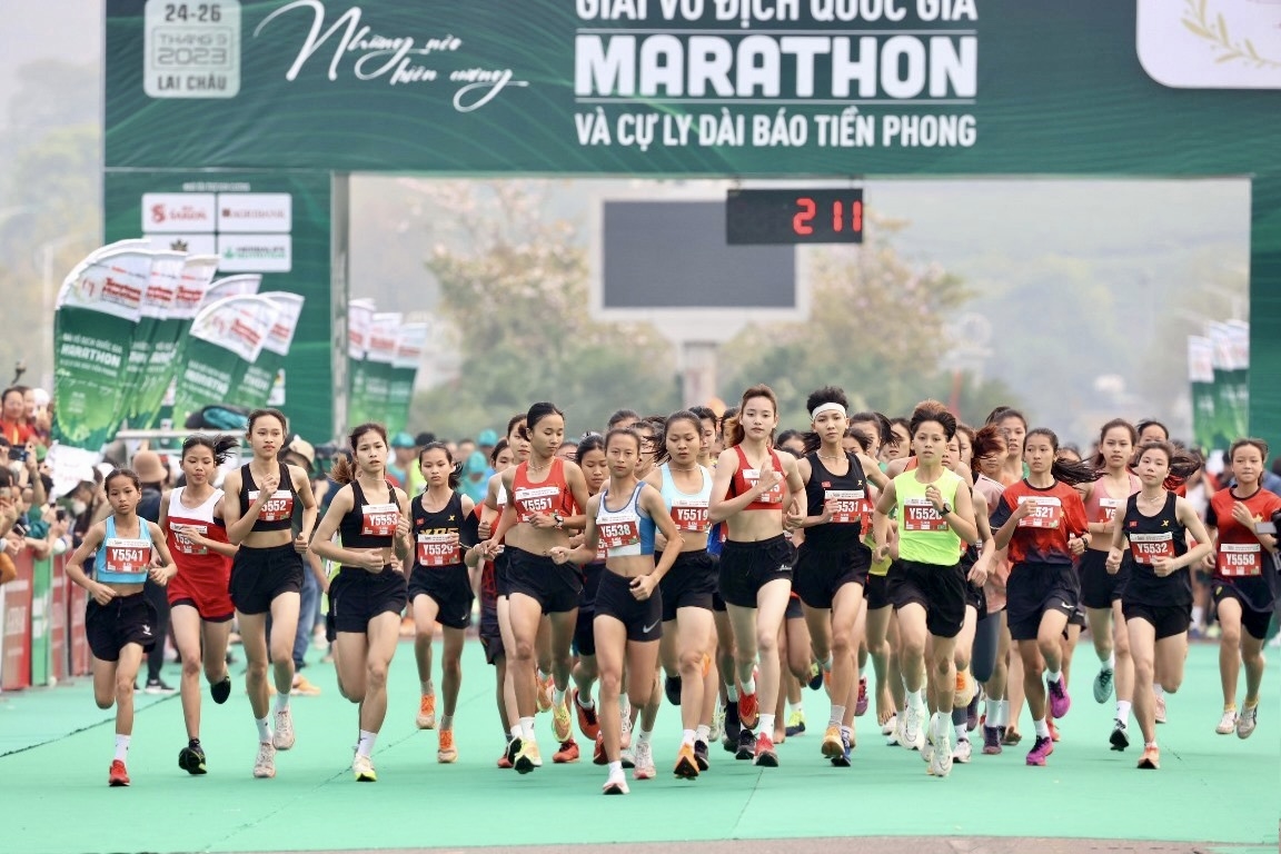 Đồng hành cùng giải chạy là phần tranh tài ở cự ly 5km của đội nữ trẻ chuyên nghiệp