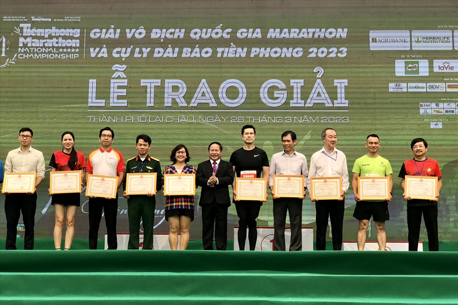 Có 25 tập thể và 12 cá nhân được Chủ tịch UBND tặng Bằng khen tại Giải Vô địch quốc gia Marathon và cự ly dài Báo Tiền Phong lần thứ 64 năm 2023
