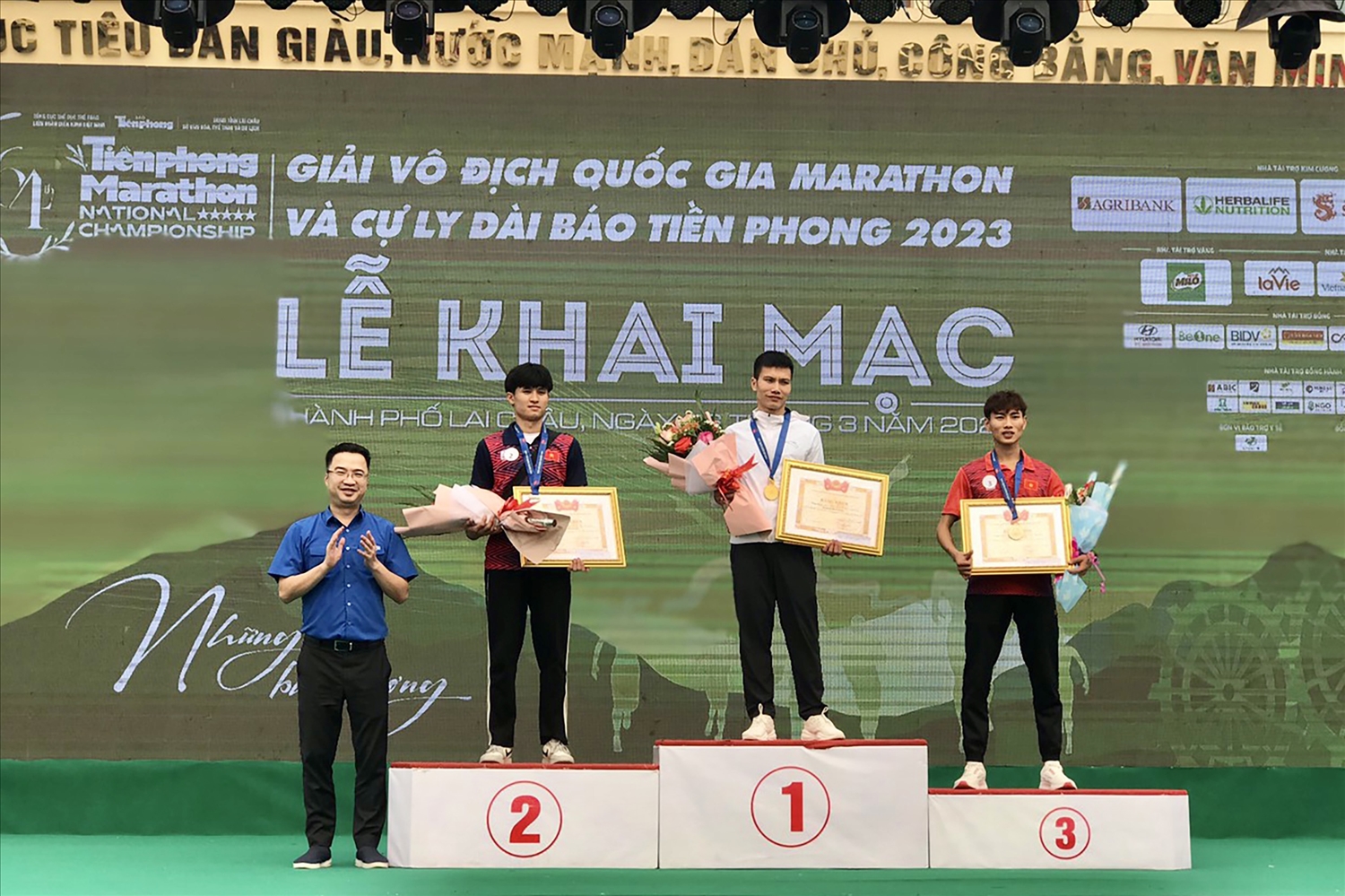 Ông Nguyễn Tường Lâm - Bí thư Trung ương Đoàn Thanh niên Cộng sản Hồ Chí Minh trao giải cho các VĐV chuyên nghiệp cự ly 10km nam tuyển; VĐV Đỗ Quốc Luật đã xuất sắc về nhất ở cự ly 10km hệ nam tuyển với thành tích 31 phút 21 giây, trở thành nhà vô địch Tiền Phong Marathon 9 lần liên tiếp