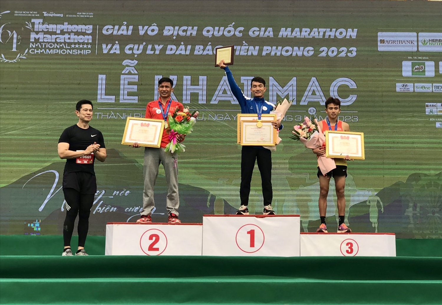 Ban tổ chức trao giải nhất cự ly 42km nam tuyển, vận động viên Hoàng Nguyên Thanh về nhất với thành tích 2 giờ 36 phút