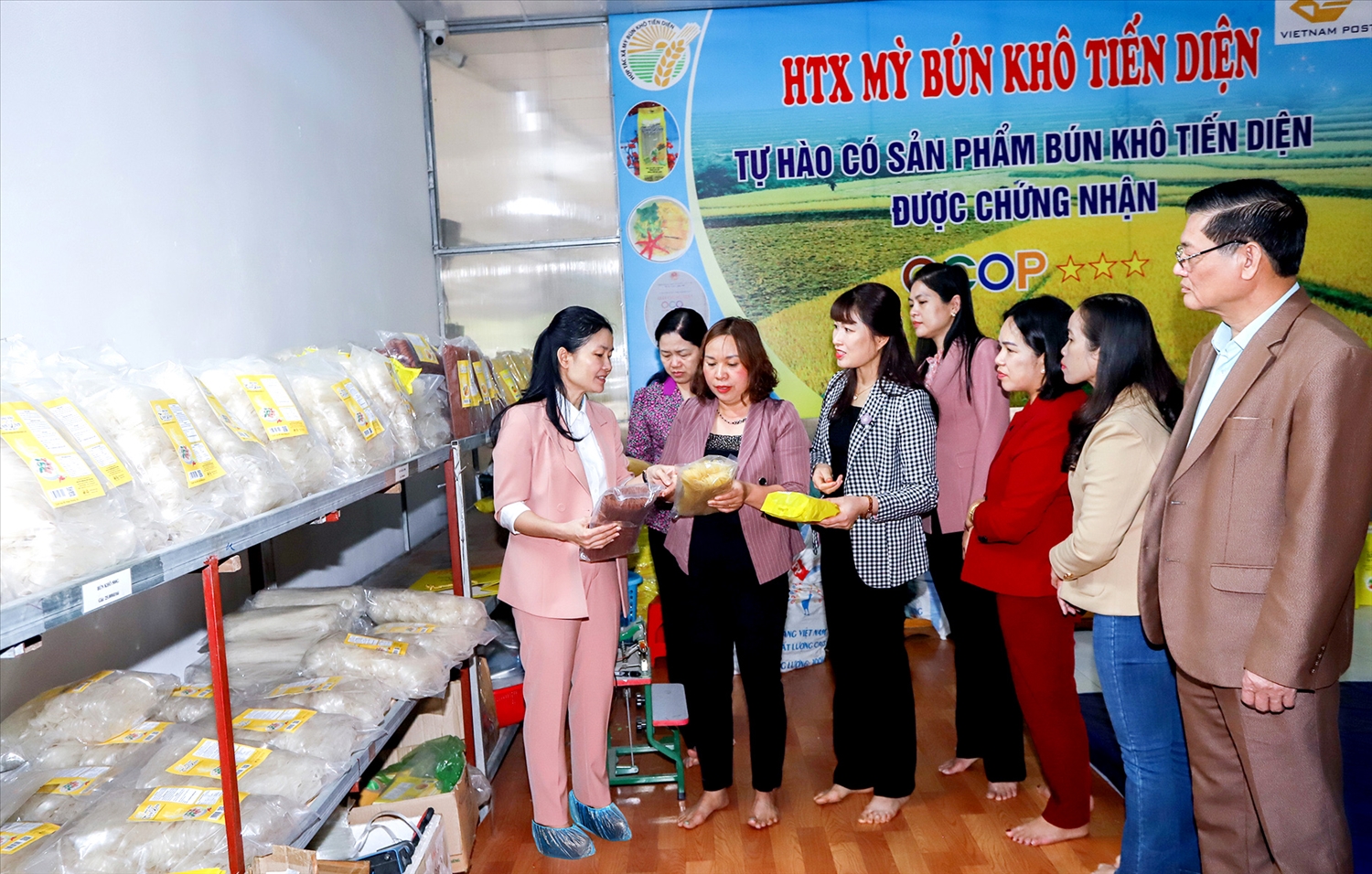 Đoàn công tác thăm HTX mỳ bún khô Tiến Diện của hội viên Nguyễn Thị Hòa, Chi hội Phụ nữ xóm Cầu Nhọ, xã Tràng Xá (Võ Nhai).
