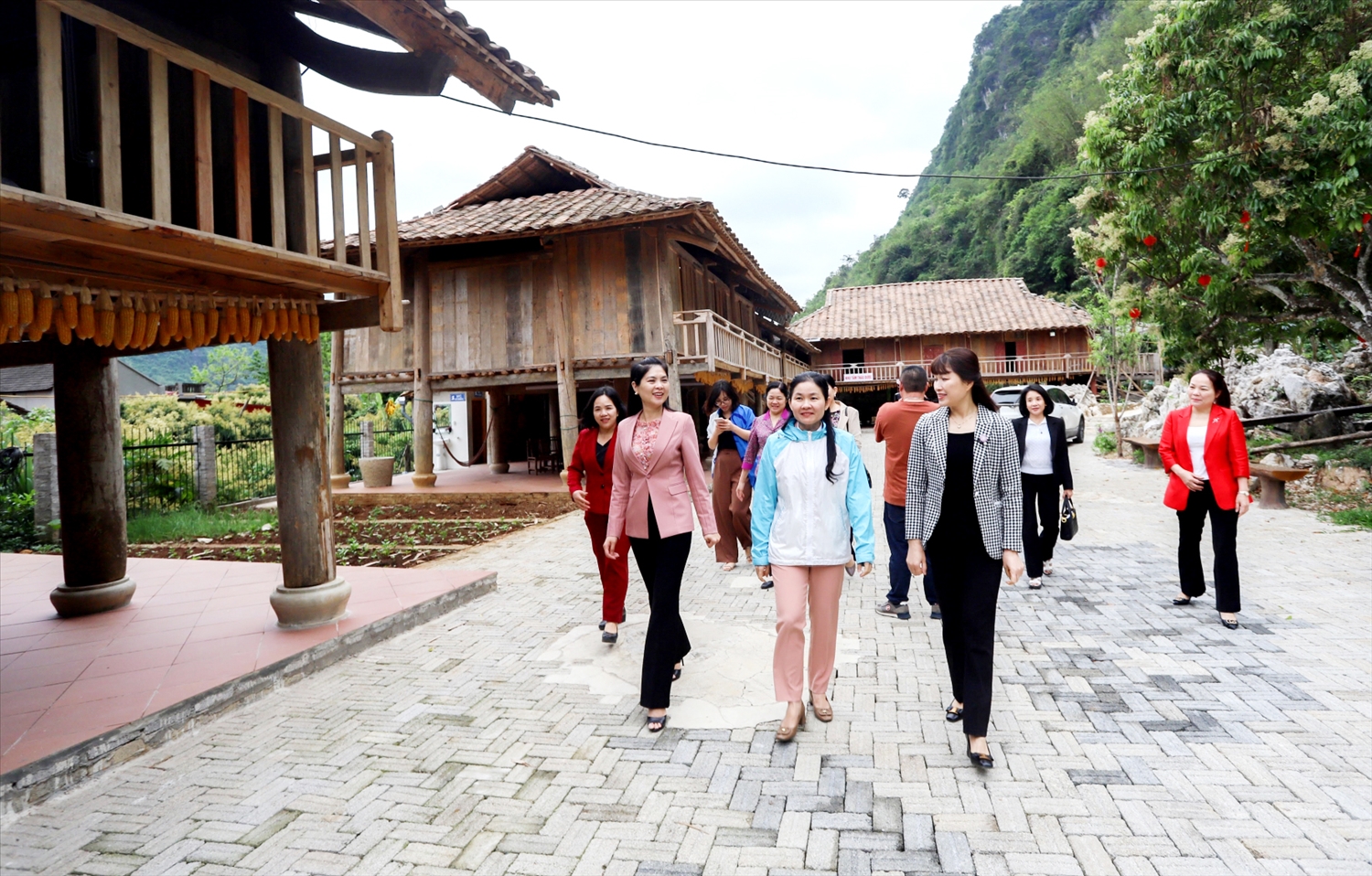 Đoàn công tác thăm mô hình nhà sàn du lịch cộng đồng tại Khu du lịch sinh thái Phượng Hoàng, xã Phú Thượng (Võ Nhai).