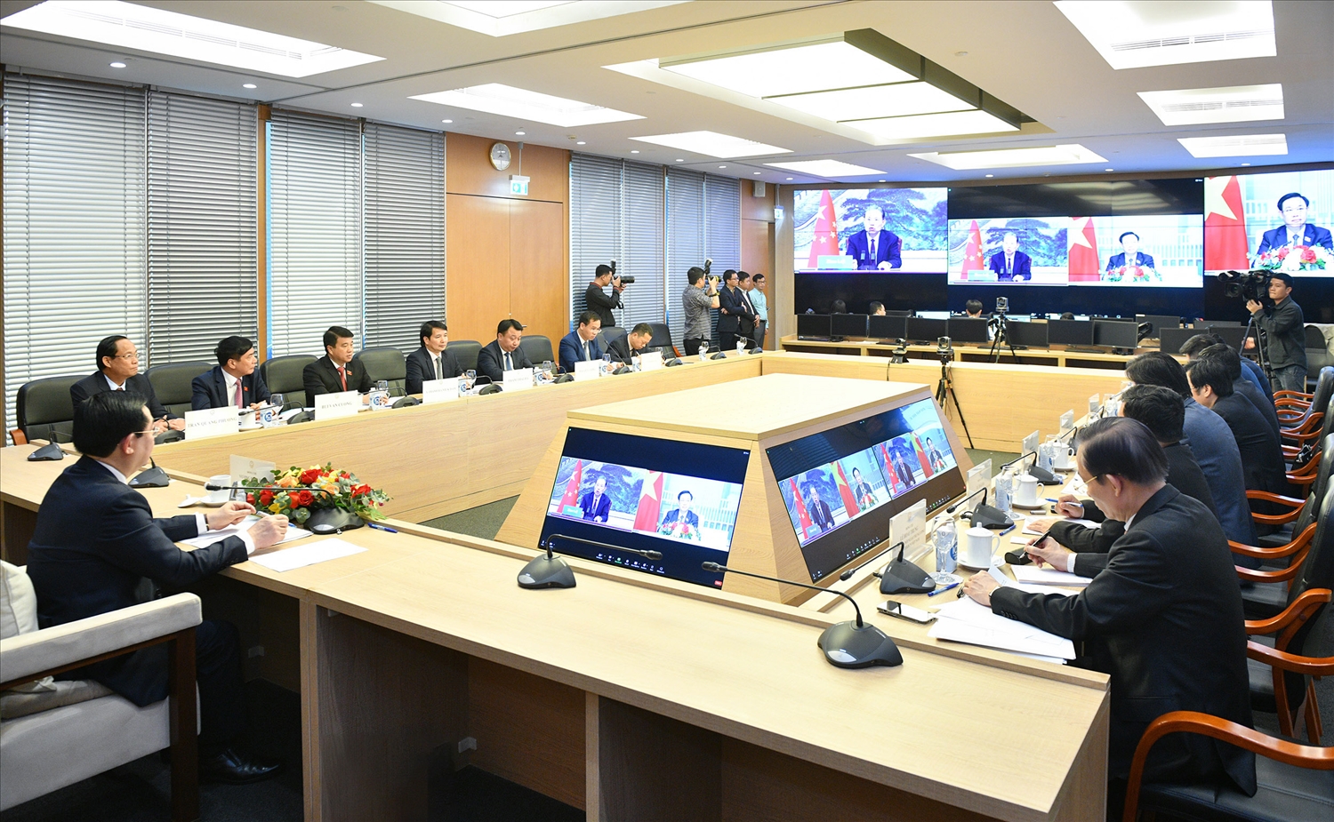 Chủ tịch Quốc hội Vương Đình Huệ và Ủy viên trưởng Nhân đại toàn quốc Trung Quốc Triệu Lạc Tế tại buổi hội đàm trực tuyến