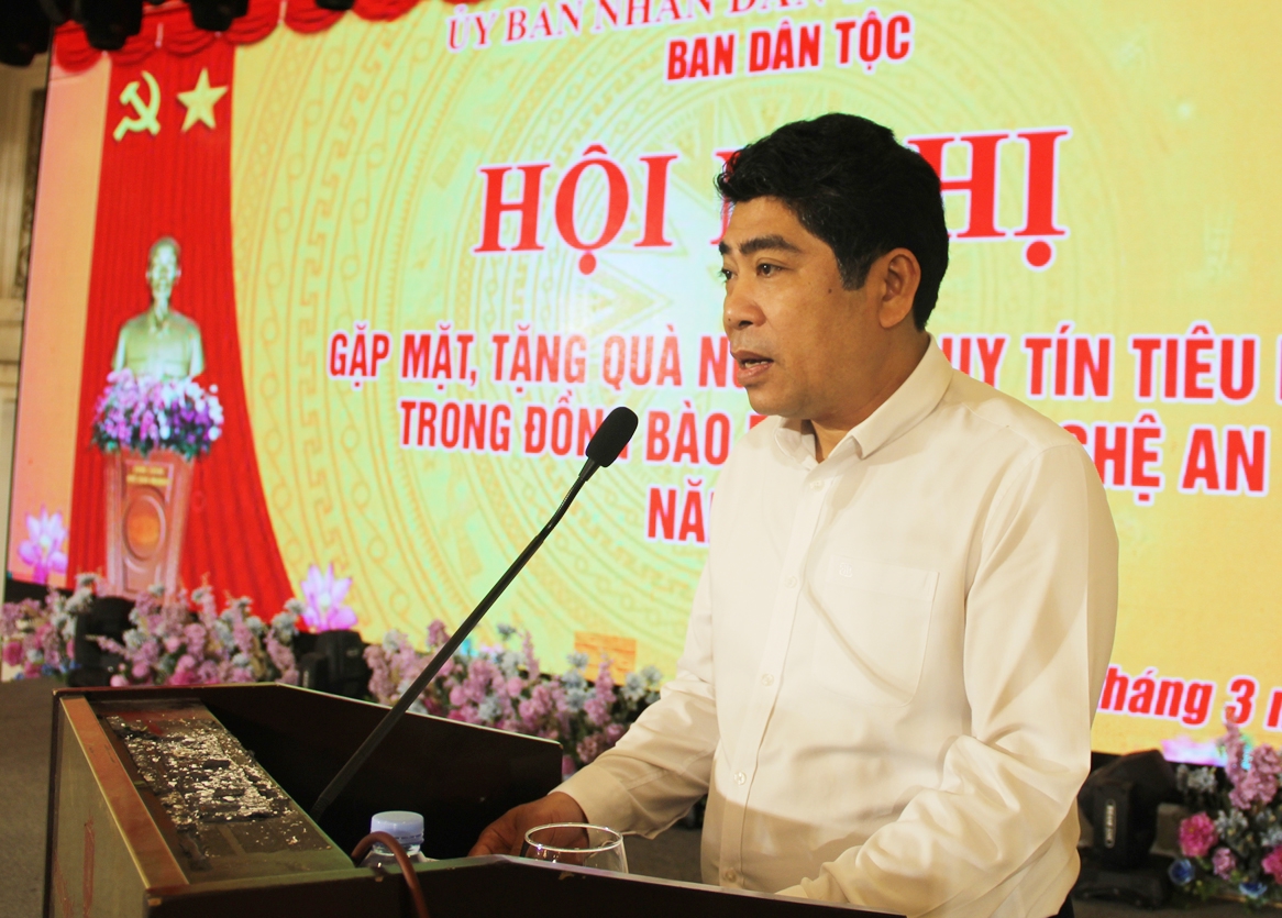 Trưởng Ban Dân tộc tỉnh Nghệ An Vi Văn Sơn phát biểu tại Hội nghị