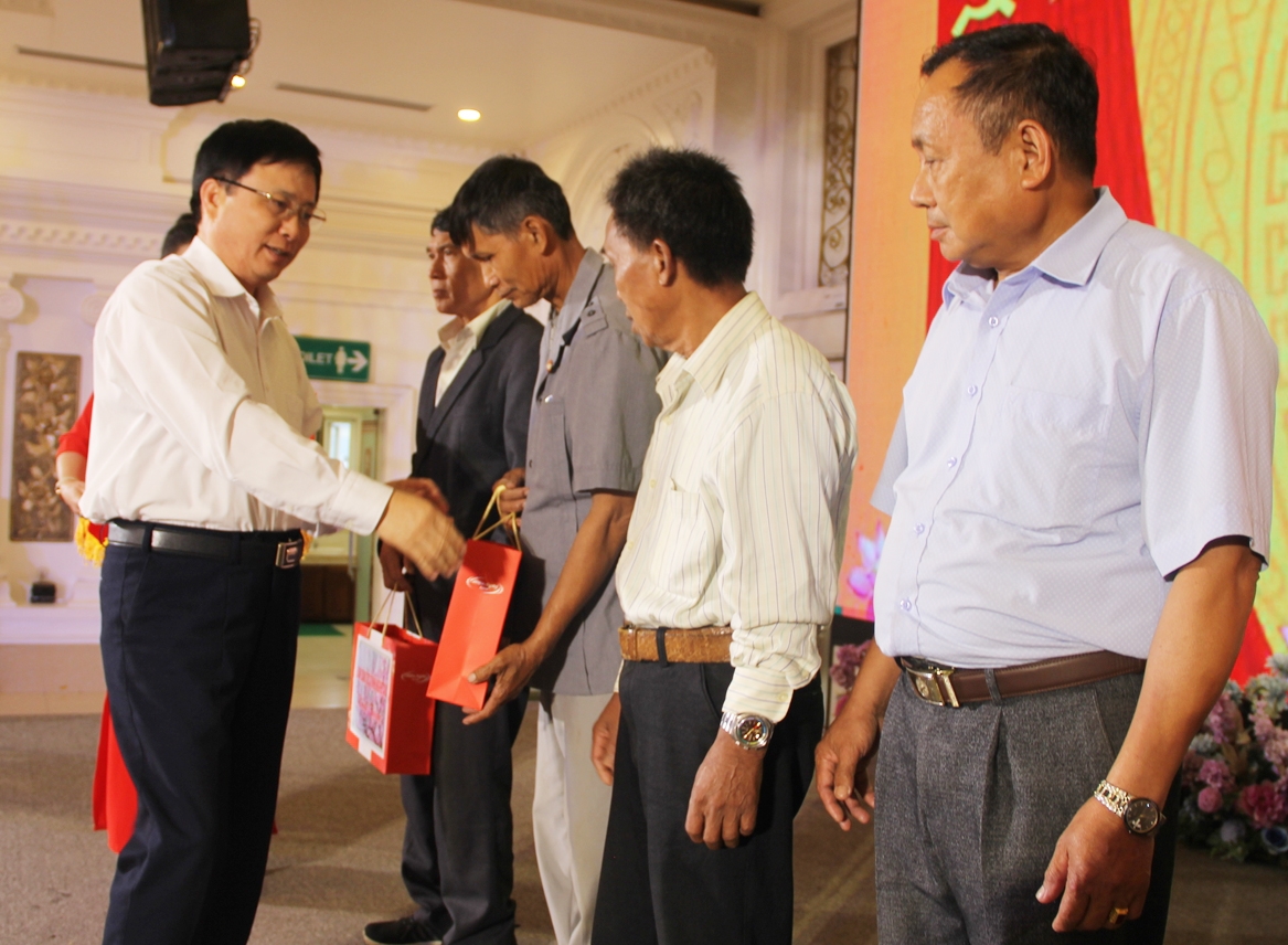 Phó Chủ tịch UBND tỉnh Bùi Đình Long trao quà cho Người có uy tín tiêu biểu trong đồng bào DTTS năm 2022