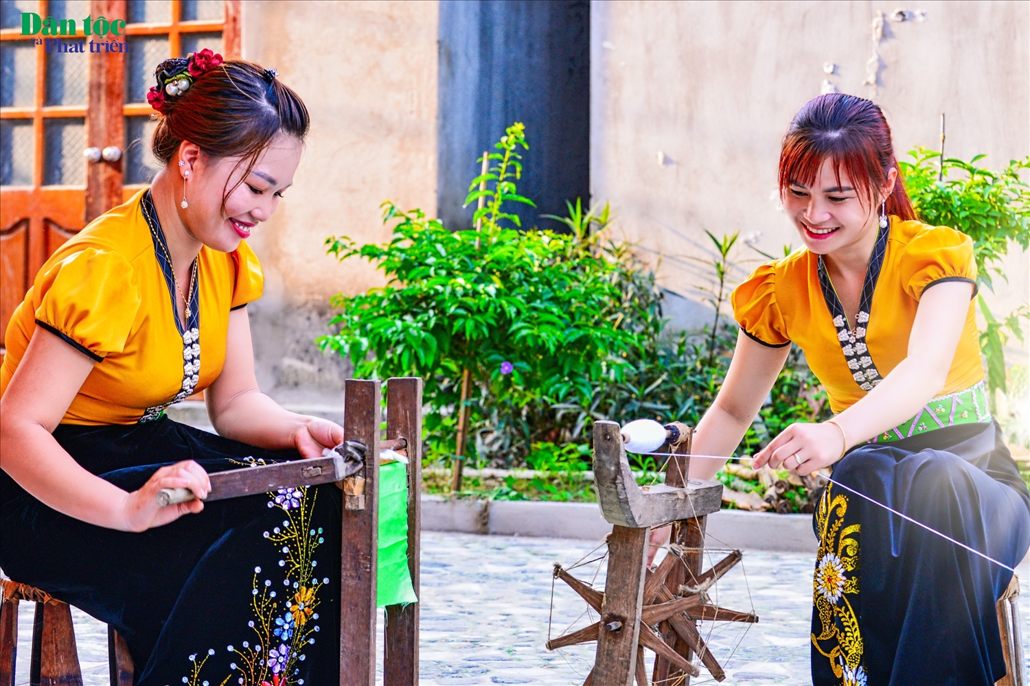Phụ nữ Thái (Lai Châu) không chỉ đẹp ở gương mặt, vóc dáng, trang phục truyền thống mà nét đẹp ấy còn còn toát lên trong sinh hoạt, lao động, sản xuất…