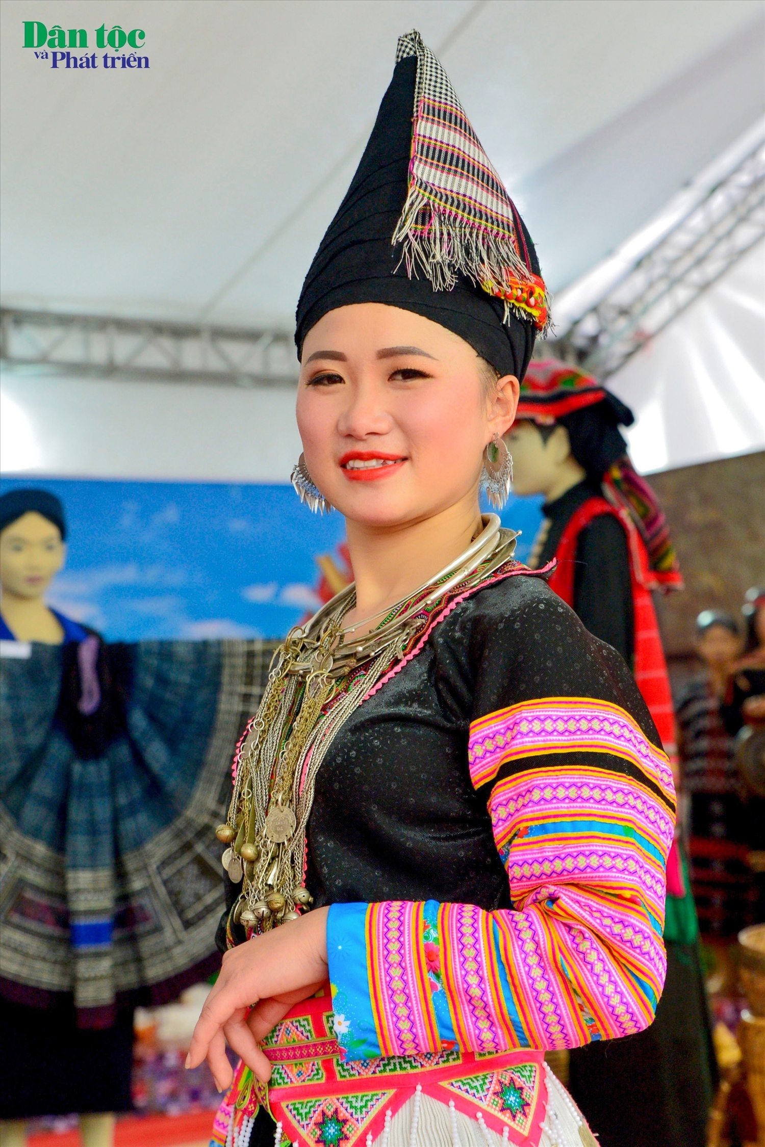 Thiếu nữ Mông cao nguyên Sìn Hồ trong trang phục truyền thống.
