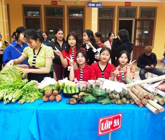 Học sinh Trường PTDTBT THCS Thông Thụ (huyện Quế Phong) trải nghiệm hoạt động hội chợ do nhà trường phối hợp với phụ huynh tổ chức.