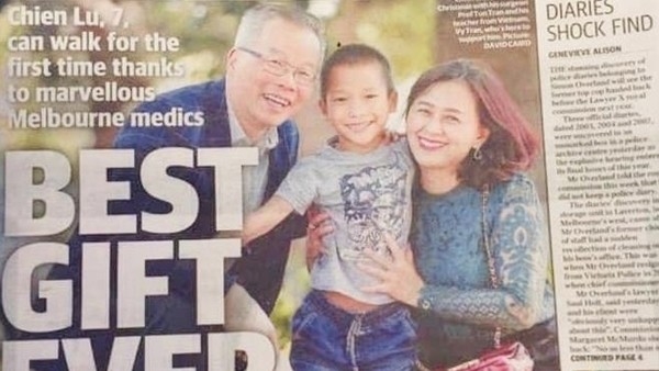 Báo Úc chia sẻ về câu chuyện của cậu bé người Nùng. (Ảnh: Herald Sun)