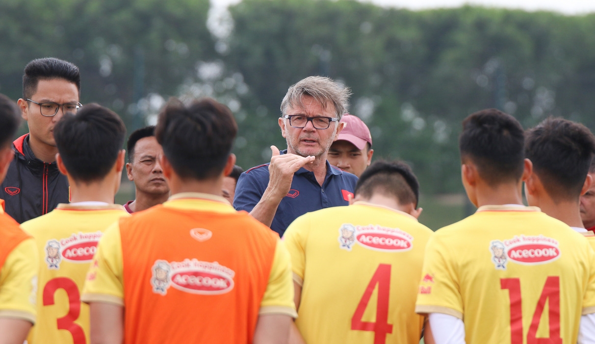 HLV Troussier sẽ phải sớm khắc phục điểm yếu thể lực của U23 Việt Nam. Ảnh: VFF