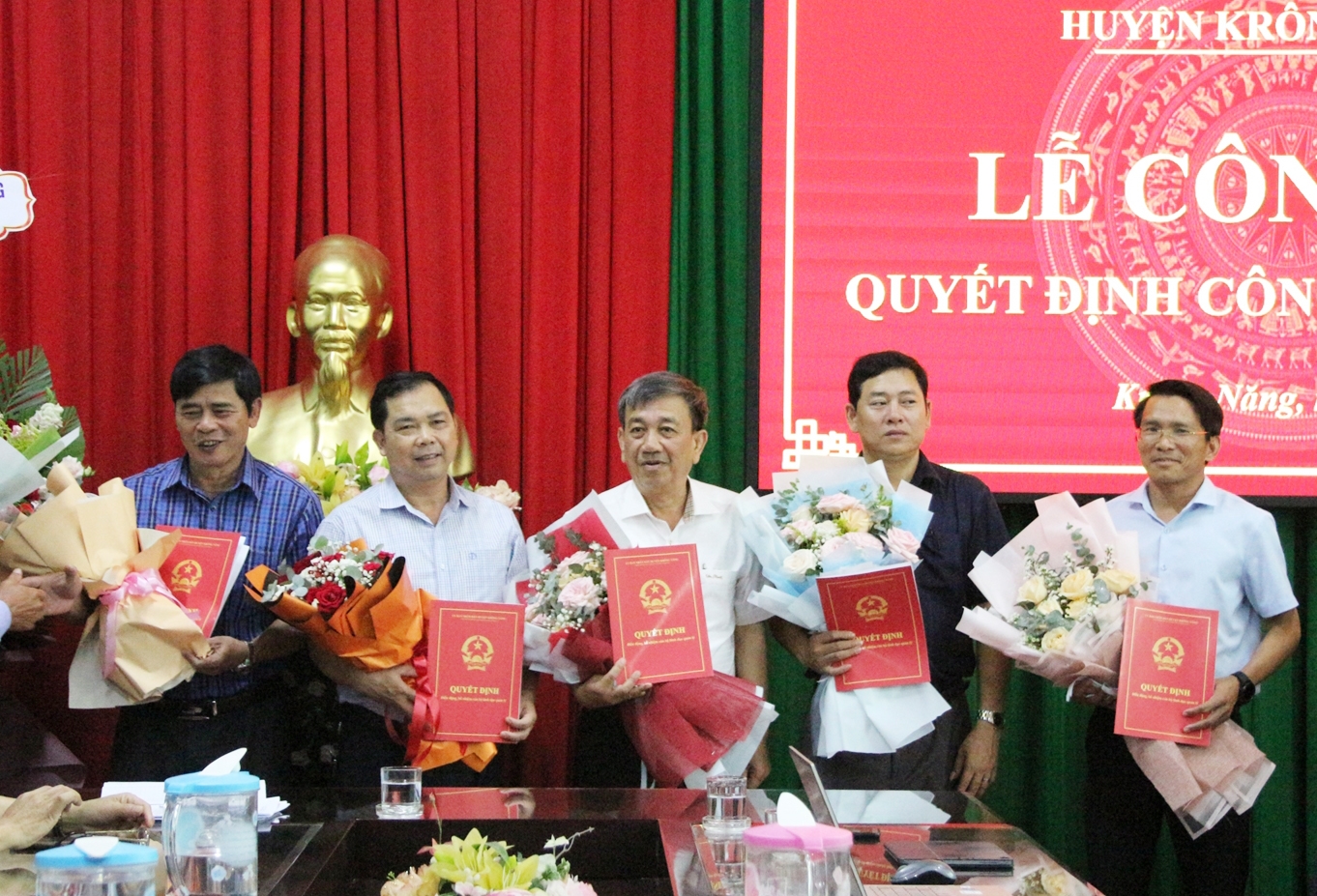  5 cán bộ huyện Krông Năng nhận Quyết định điều động