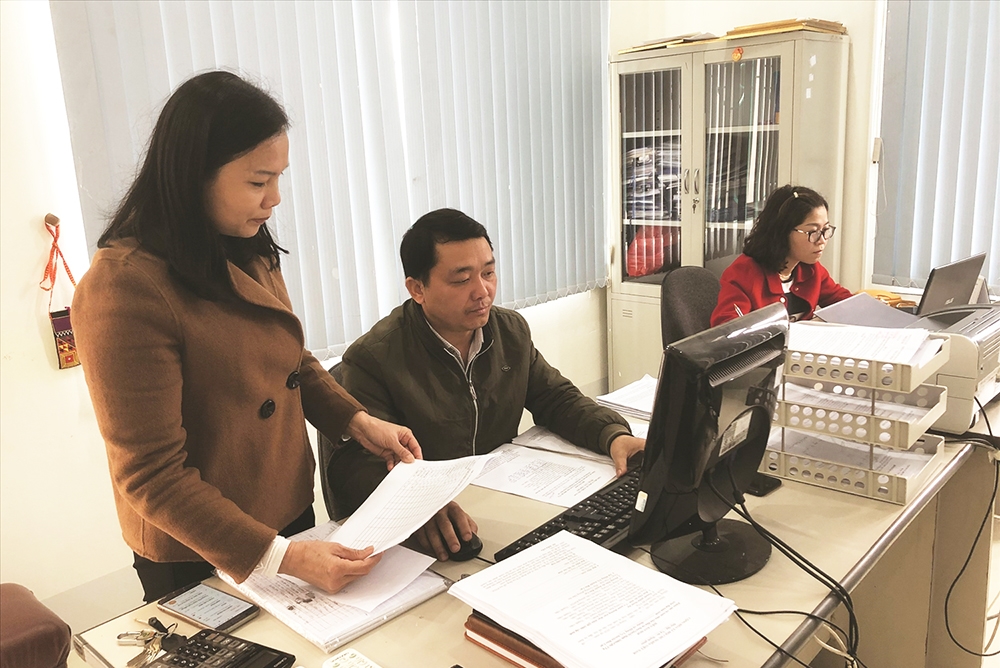 Cán bộ Phòng Kế hoạch, Ban Dân tộc Cao Bằng trao đổi kỹ năng ứng dụng công nghệ thông tin trong CCHC 