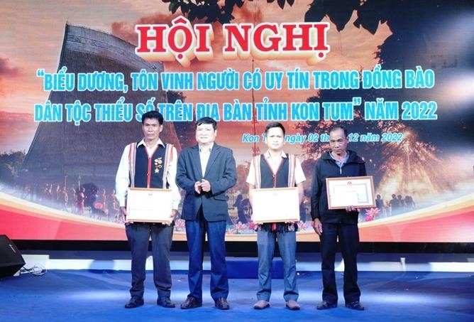 Ông Hà Hồng Duy, Phó trưởng Ban Dân tộc tỉnh trao tặng Bằng khen của UBND tỉnh Kon Tum cho Người có uy tín có thành tích xuất sắc. 