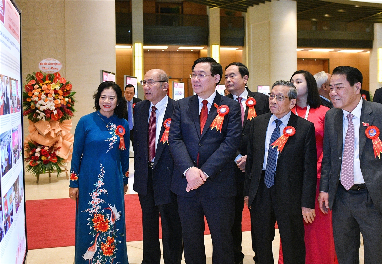 Chủ tịch Quốc hội Vương Đình Huệ và các đại biểu tham quan Triển lãm công tác dân nguyện của Quốc hội Việt Nam qua các thời kỳ.