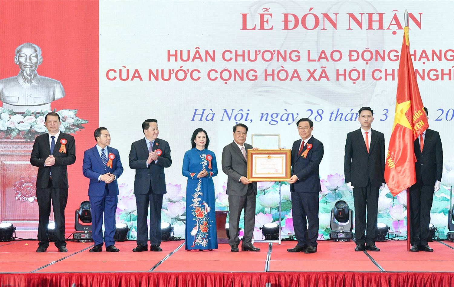 Tại buổi lễ, thay mặt lãnh đạo Đảng, Nhà nước, Ủy viên Bộ Chính trị, Chủ tịch Quốc hội Vương Đình Huệ đã trao tặng Huân chương Lao động hạng Nhì cho Ban Dân nguyện.