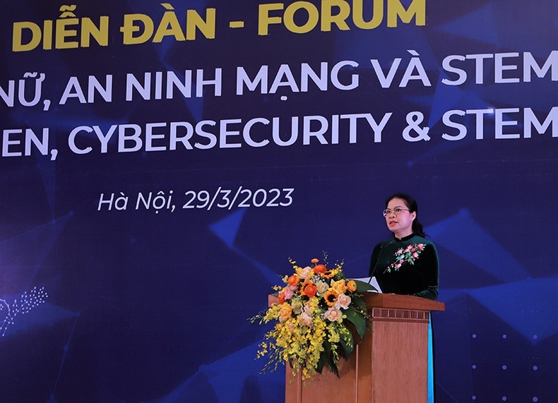 Chủ tịch Hội Liên hiệp Phụ nữ Việt Nam Hà Thị Nga phát biểu tại diễn đàn.
