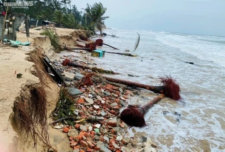 Một đoạn bờ biển bị sóng tàn phá﻿. Nguồn ảnh: Báo Môi trường và Cuộc sống