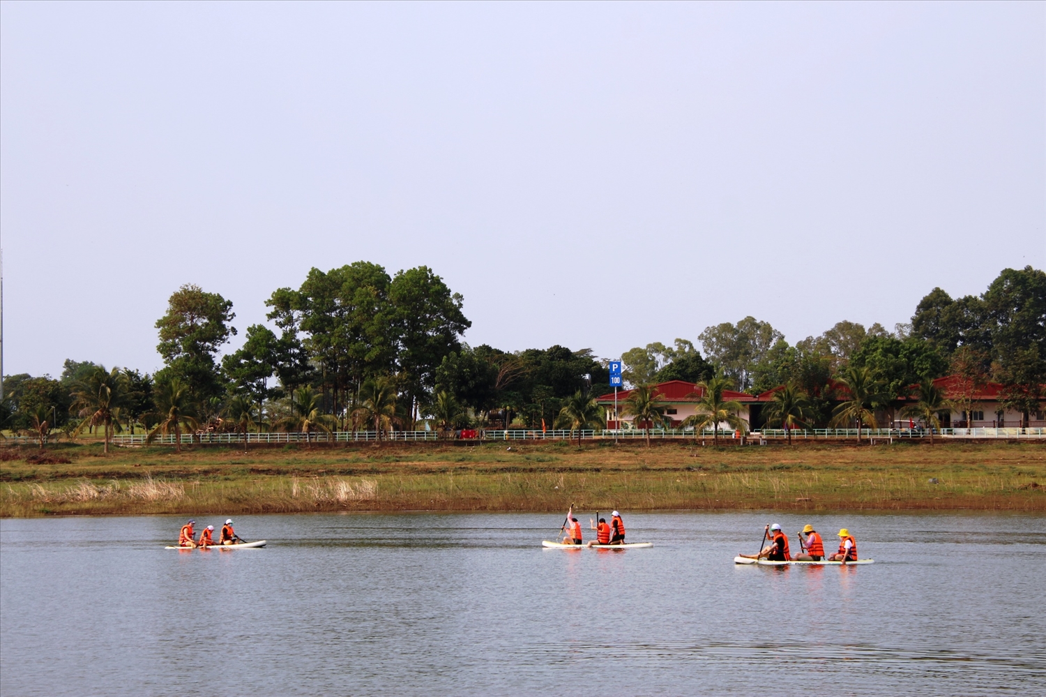 Nhiều du khách trải nghiệm bơi thuyền giữa lòng hồ Trị An. 