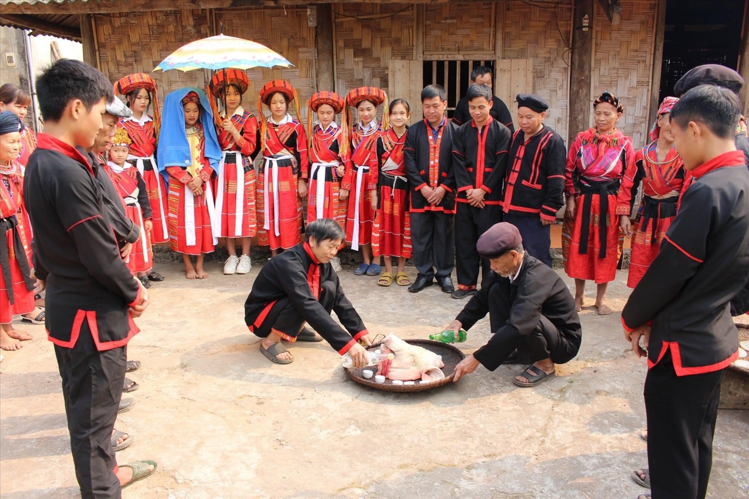 Đồng bào Pà Thẻn mặc trang phục dân tộc khi thực hành các nghi lễ cúng tại bản