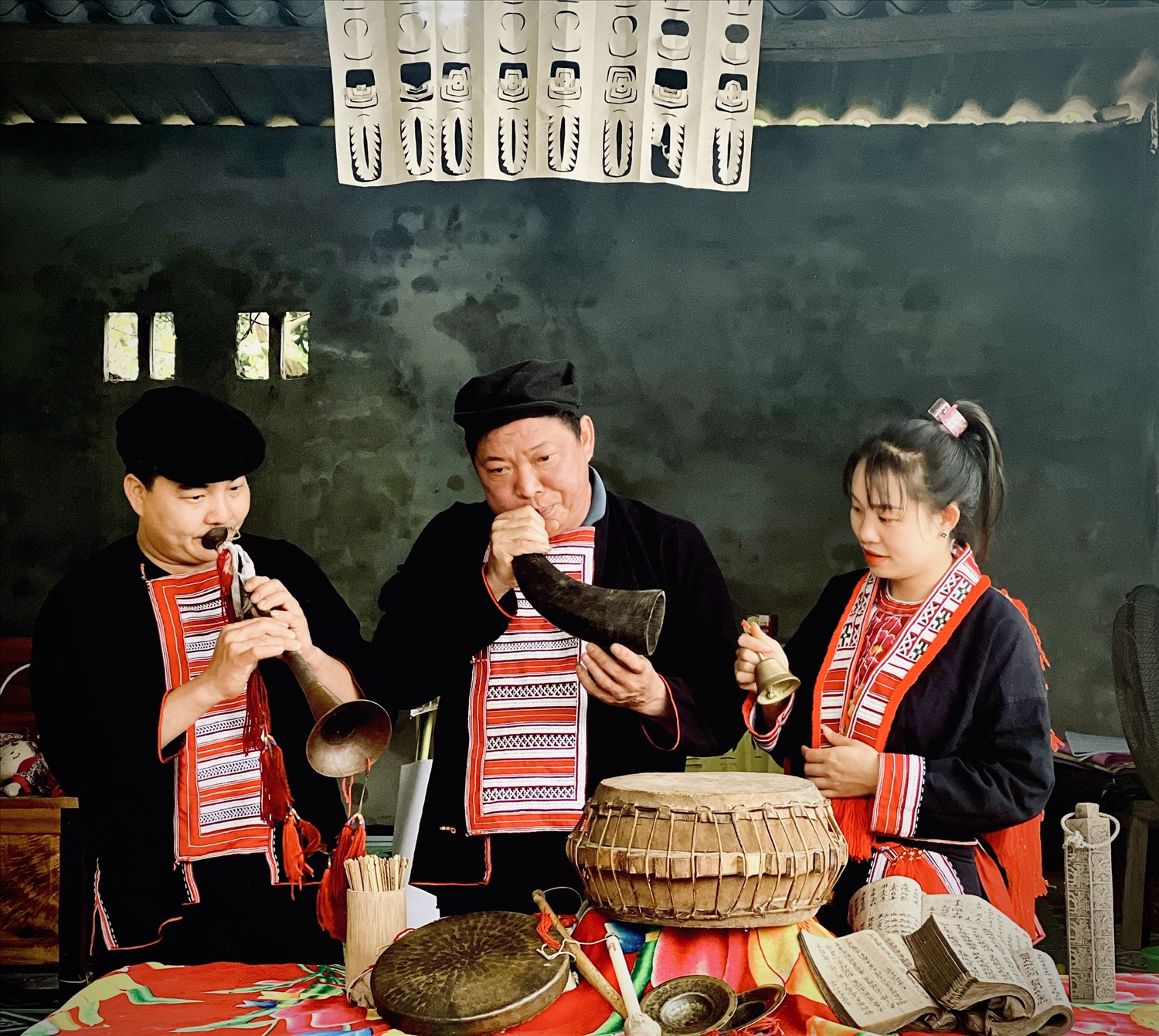 Nghệ nhân Phàn Văn Phú (ở giữa) cùng các con giới thiệu bộ nhạc cụ gia truyền.