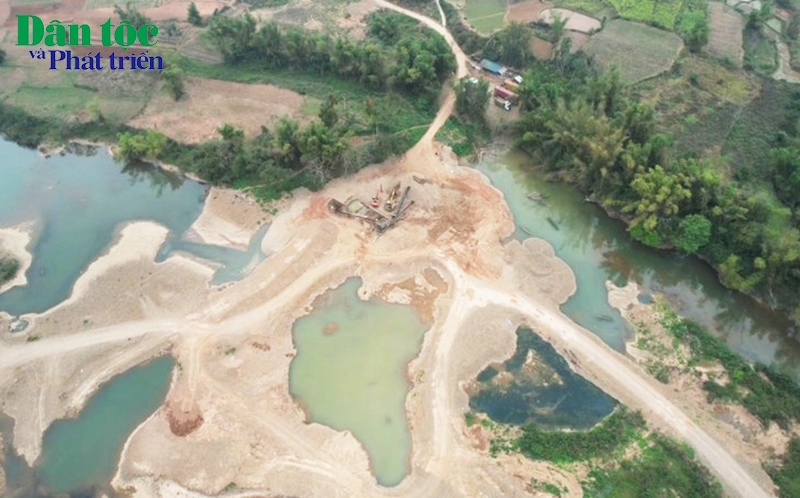 Hoạt động khai thác cát sỏi của Công ty CP Liên doanh gạch không nung Lạng Sơn tại mỏ cát sỏi Tân Lang đã ngăn nhánh dòng sông chảy qua thôn Bản Làng, do đó làm ảnh hưởng đến việc lưu thông dòng chảy 2 nhánh của sông Kỳ Cùng không được chảy tự nhiên        