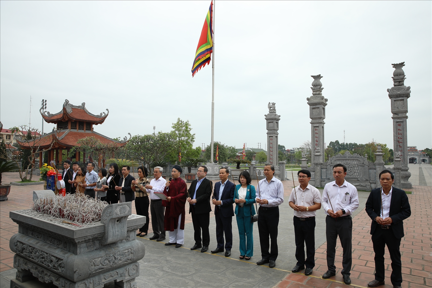 Các thành viên trong đoàn đoàn công tác đã đến thăm và làm lễ dâng hương tại Thành Xương Giang, TP Bắc Giang