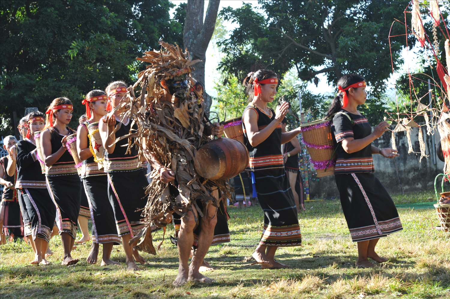 Khi tổ chức các nghi lễ truyền thống hay trong các lễ hội lớn của địa phương, các nghệ nhân đều tự hào khoác lên mình trang phục thổ cẩm truyền thống 