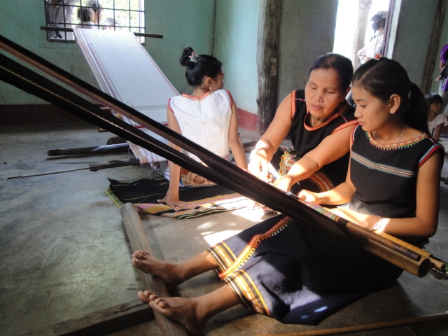 Những sản phẩm của nghề dệt truyền thống không chỉ phục vụ đời sống sinh hoạt của dân làng mà còn đem đến lợi ích kinh tế khi được du khách gần xa đón nhận