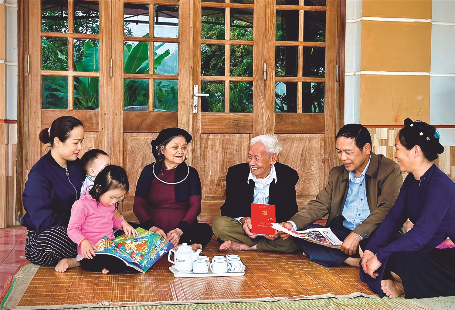 Hai vợ chồng đảng viên Mã Văn Thịnh và Nông Thị Vinh cùng các con cháu tìm hiểu thông tin thời sự, chính trị - xã hội.