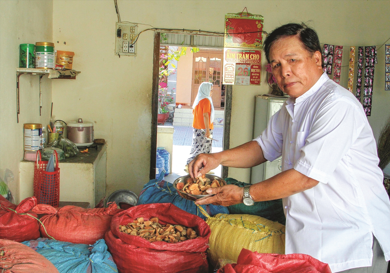 Ông Tài Rài kiểm tra dược liệu chuẩn bị cung cấp cho các lương y làng Chăm Phước Nhơn mang đi bán ở các tỉnh, thành phố trong cả nước. 