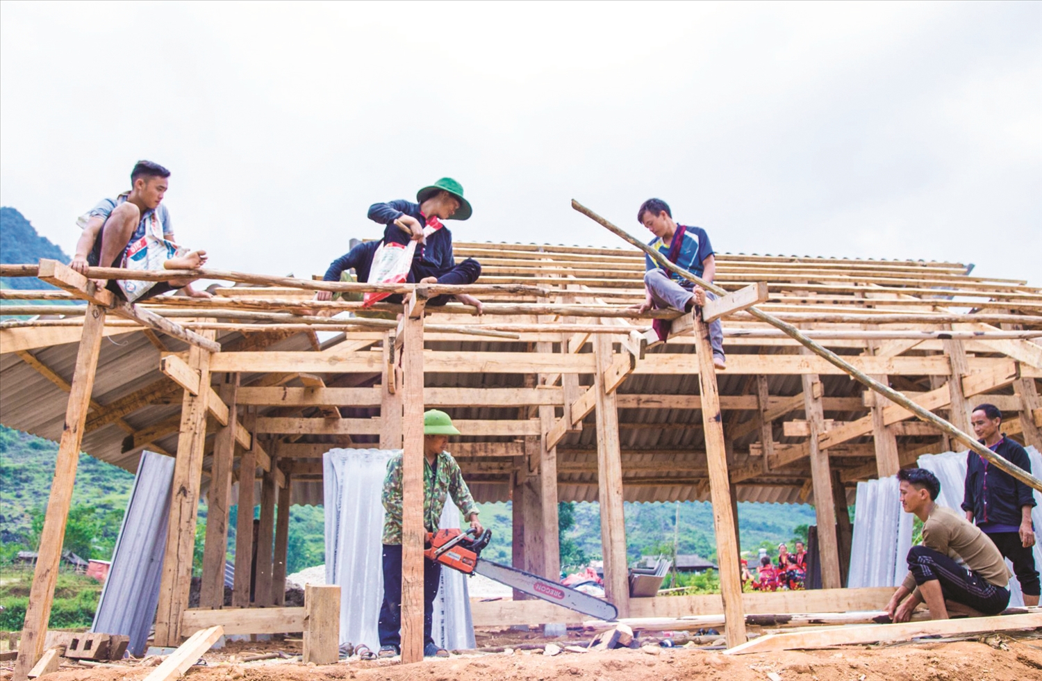 Người dân cùng tham gia góp sức hỗ trợ làm nhà mới cho gia đình chính sách tại huyện Tủa Chùa theo Chương trình “Mái ấm nghĩa tình, an sinh xã hội”.